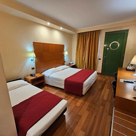 Luna Hotel Motel Lago Maggiore Arona Oleggio Castello Esterno foto