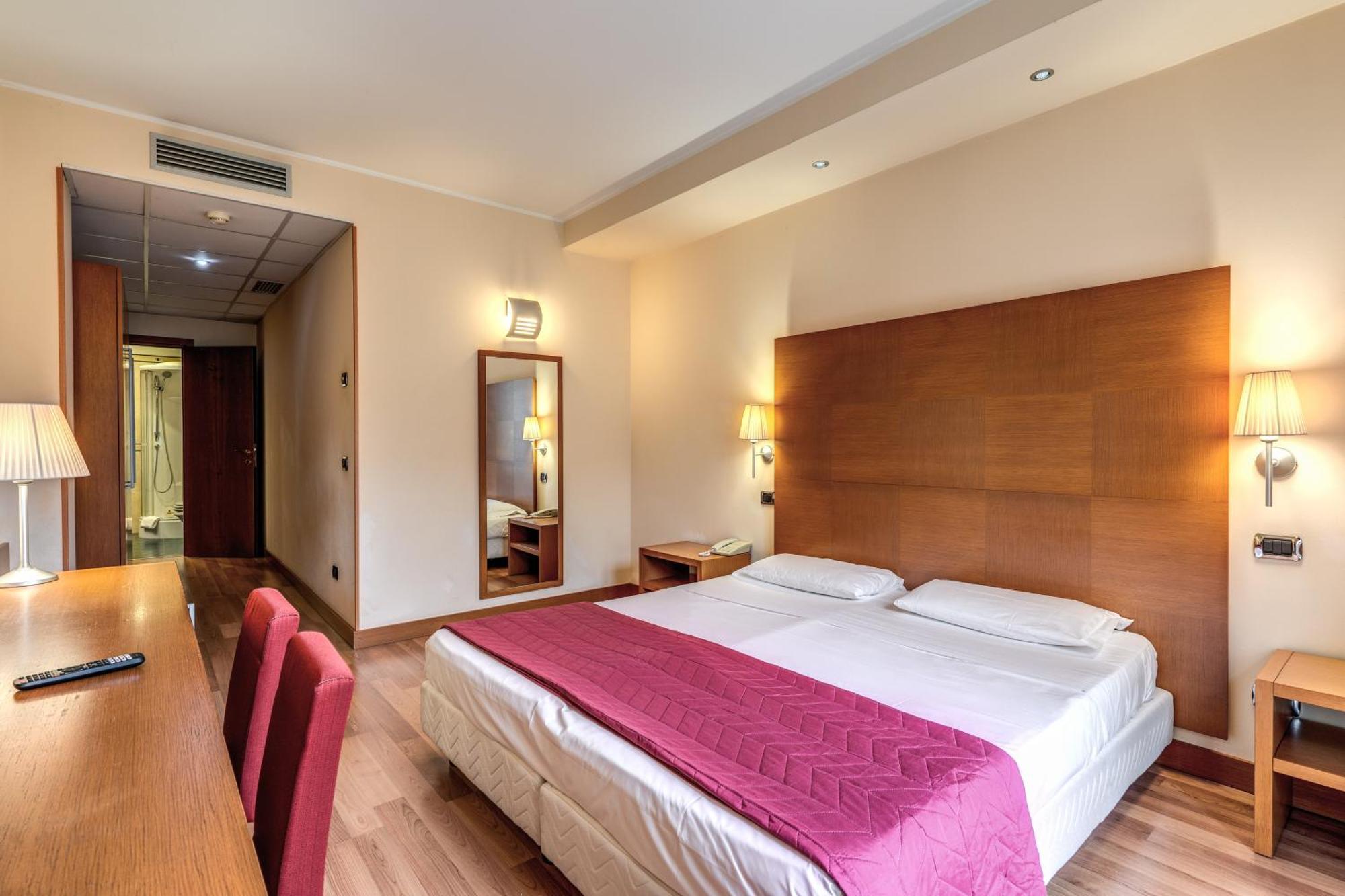 Luna Hotel Motel Lago Maggiore Arona Oleggio Castello Esterno foto