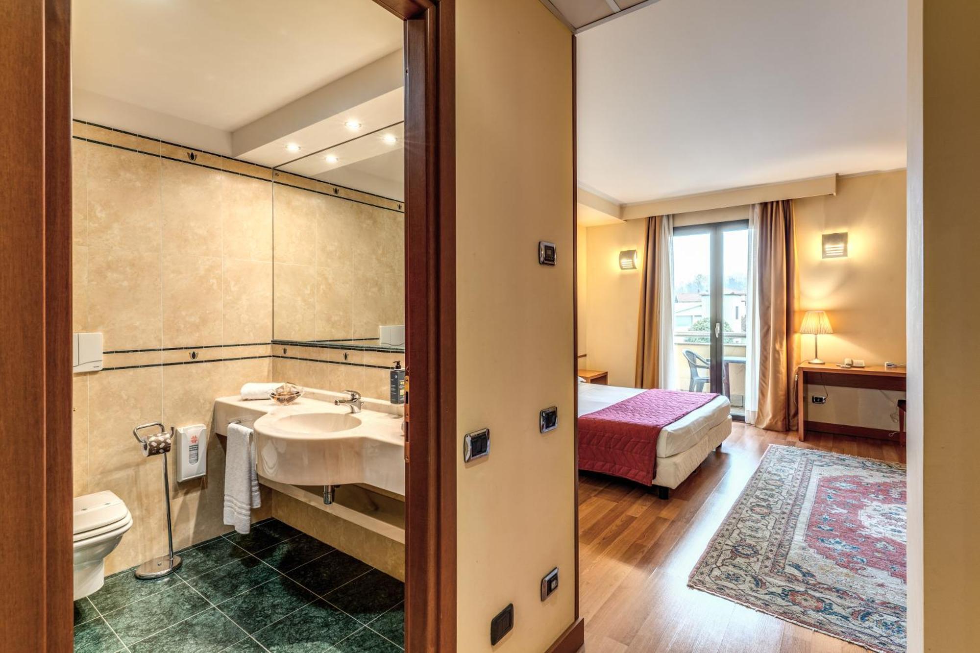 Luna Hotel Motel Lago Maggiore Arona Oleggio Castello Esterno foto