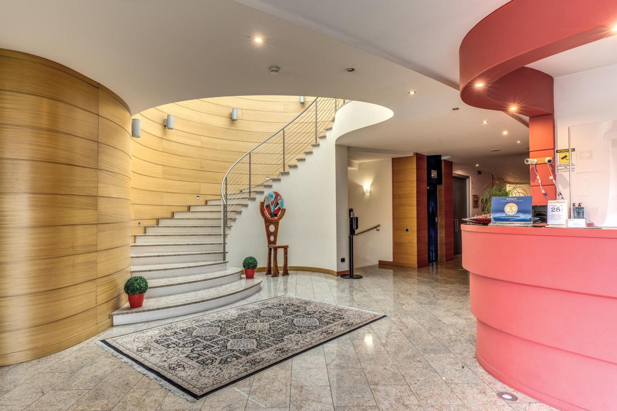 Luna Hotel Motel Lago Maggiore Arona Oleggio Castello Esterno foto