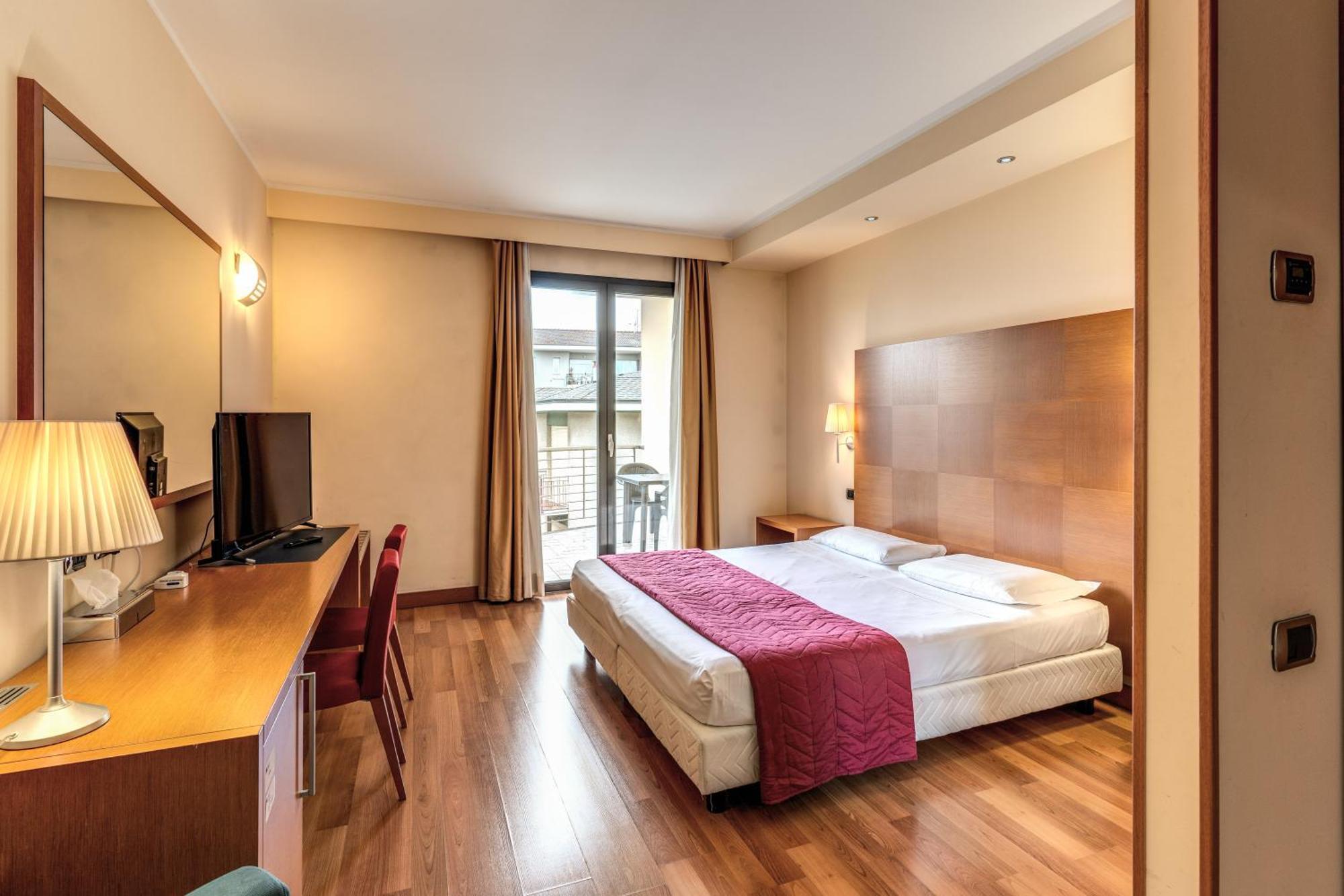 Luna Hotel Motel Lago Maggiore Arona Oleggio Castello Esterno foto