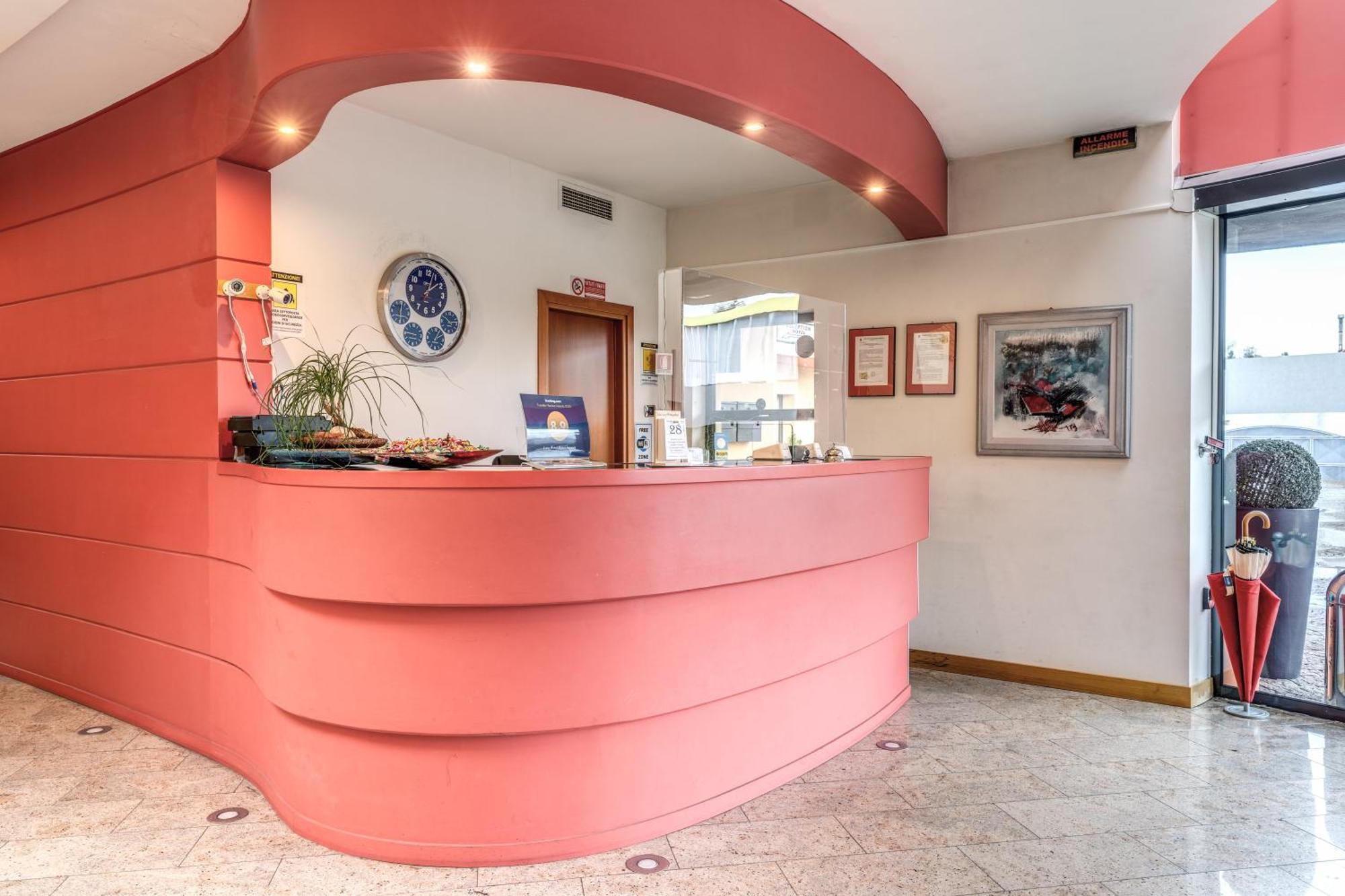 Luna Hotel Motel Lago Maggiore Arona Oleggio Castello Esterno foto