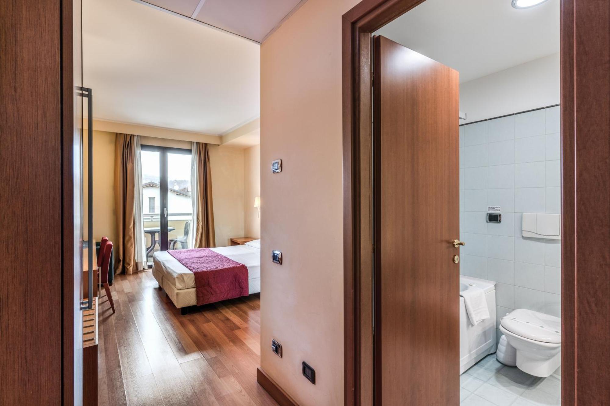 Luna Hotel Motel Lago Maggiore Arona Oleggio Castello Esterno foto