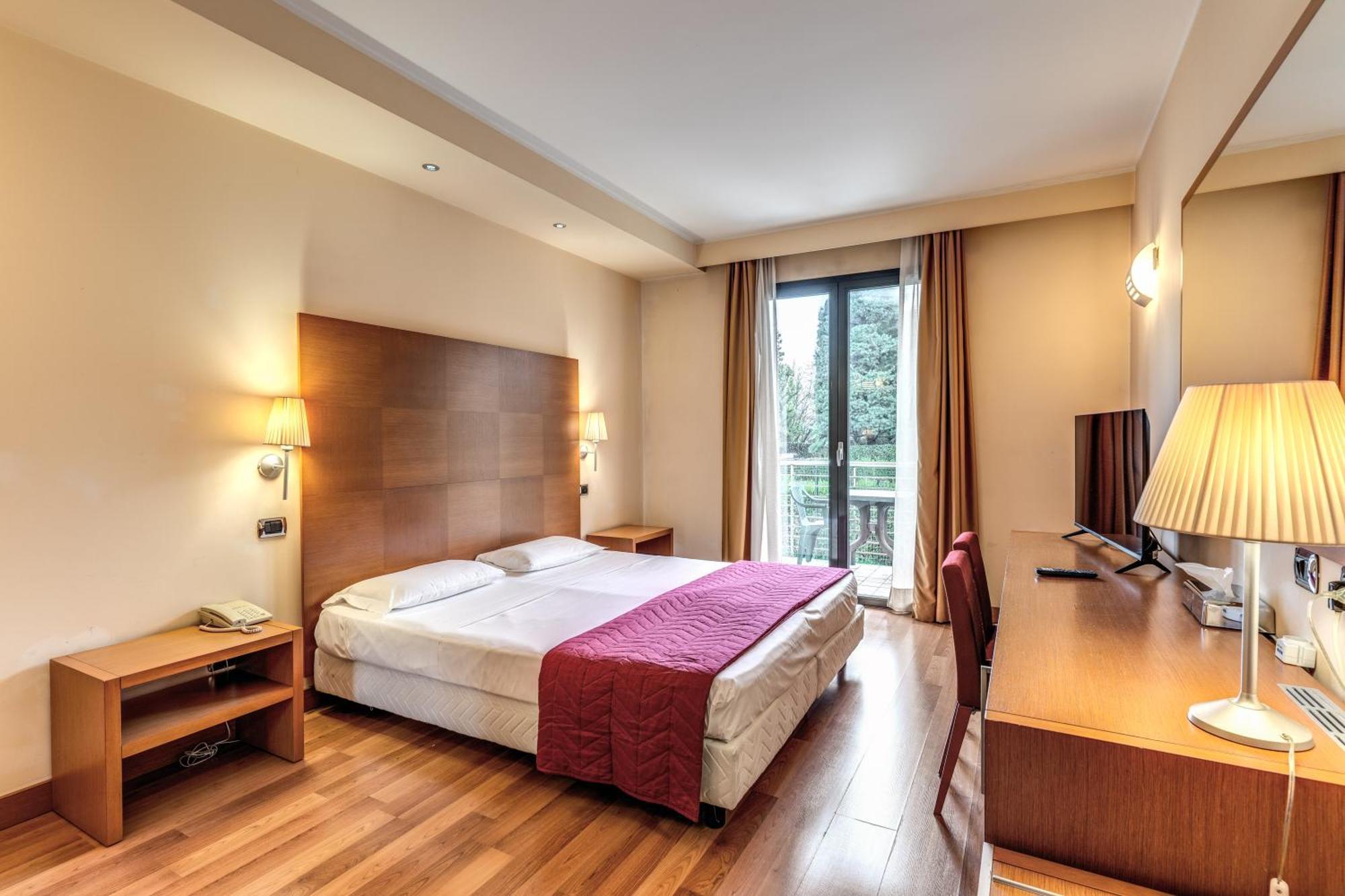 Luna Hotel Motel Lago Maggiore Arona Oleggio Castello Esterno foto
