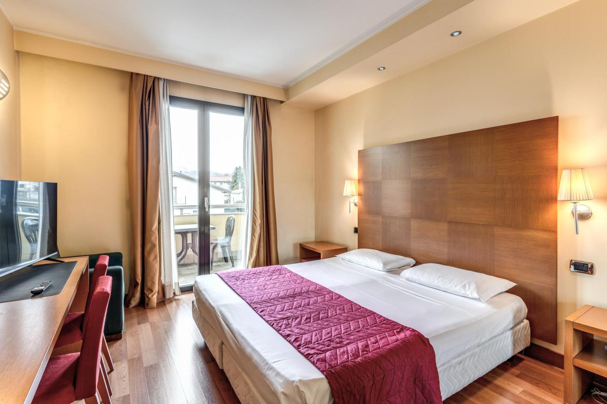 Luna Hotel Motel Lago Maggiore Arona Oleggio Castello Esterno foto