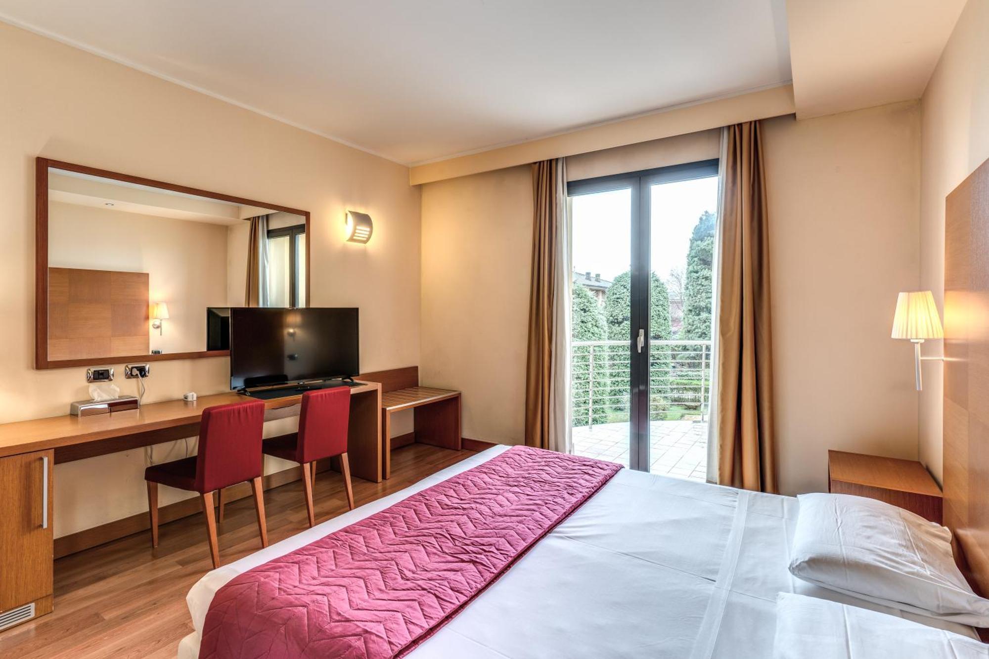 Luna Hotel Motel Lago Maggiore Arona Oleggio Castello Esterno foto