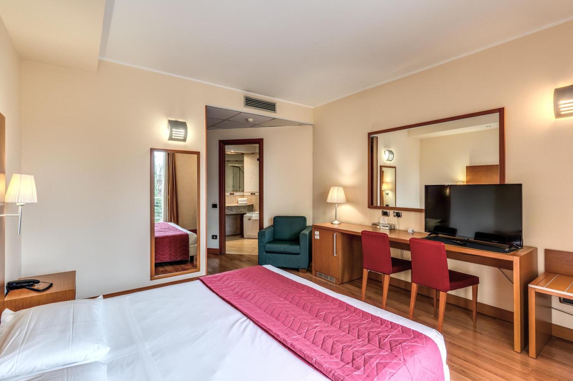 Luna Hotel Motel Lago Maggiore Arona Oleggio Castello Esterno foto