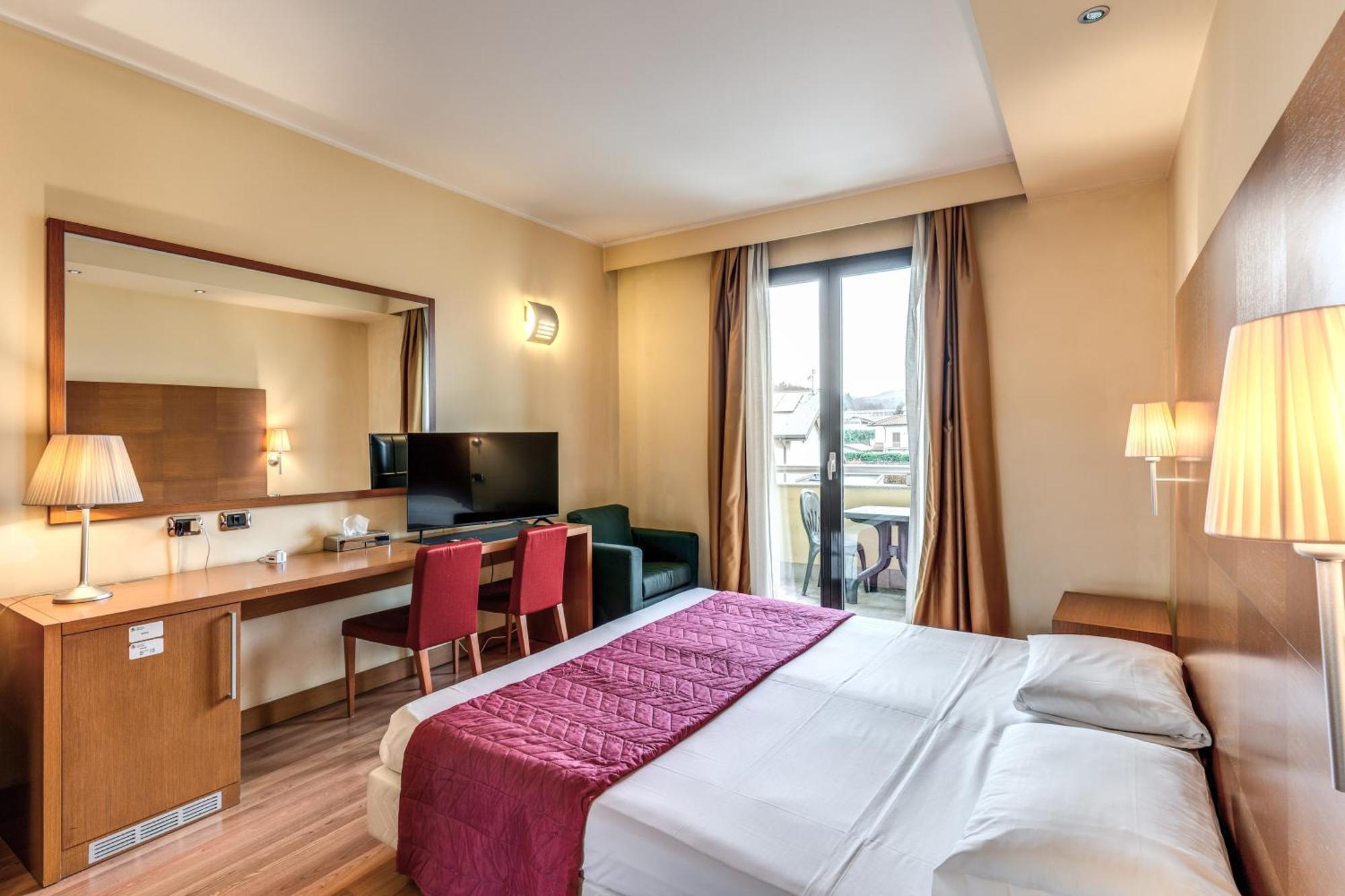 Luna Hotel Motel Lago Maggiore Arona Oleggio Castello Esterno foto