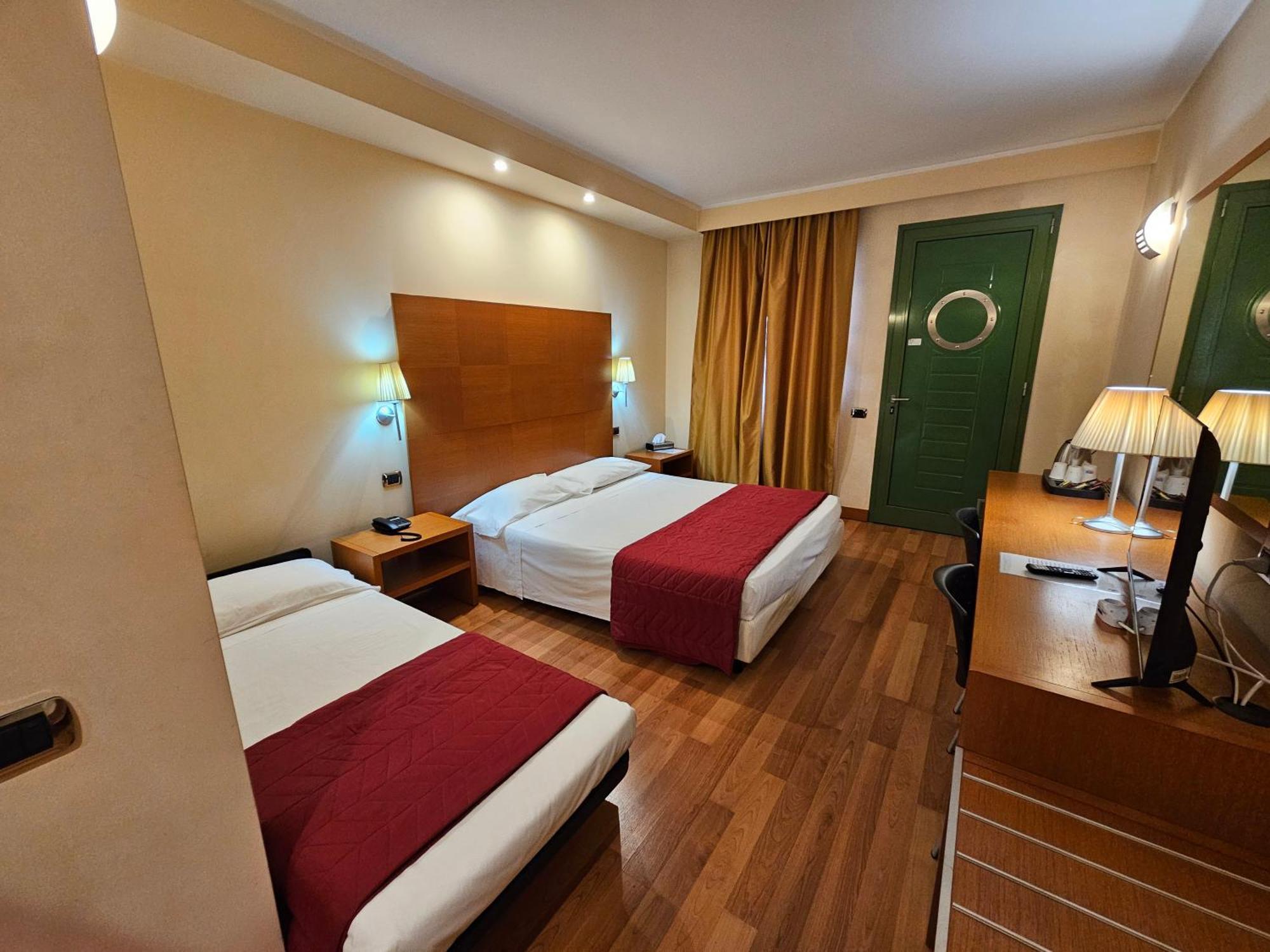 Luna Hotel Motel Lago Maggiore Arona Oleggio Castello Esterno foto