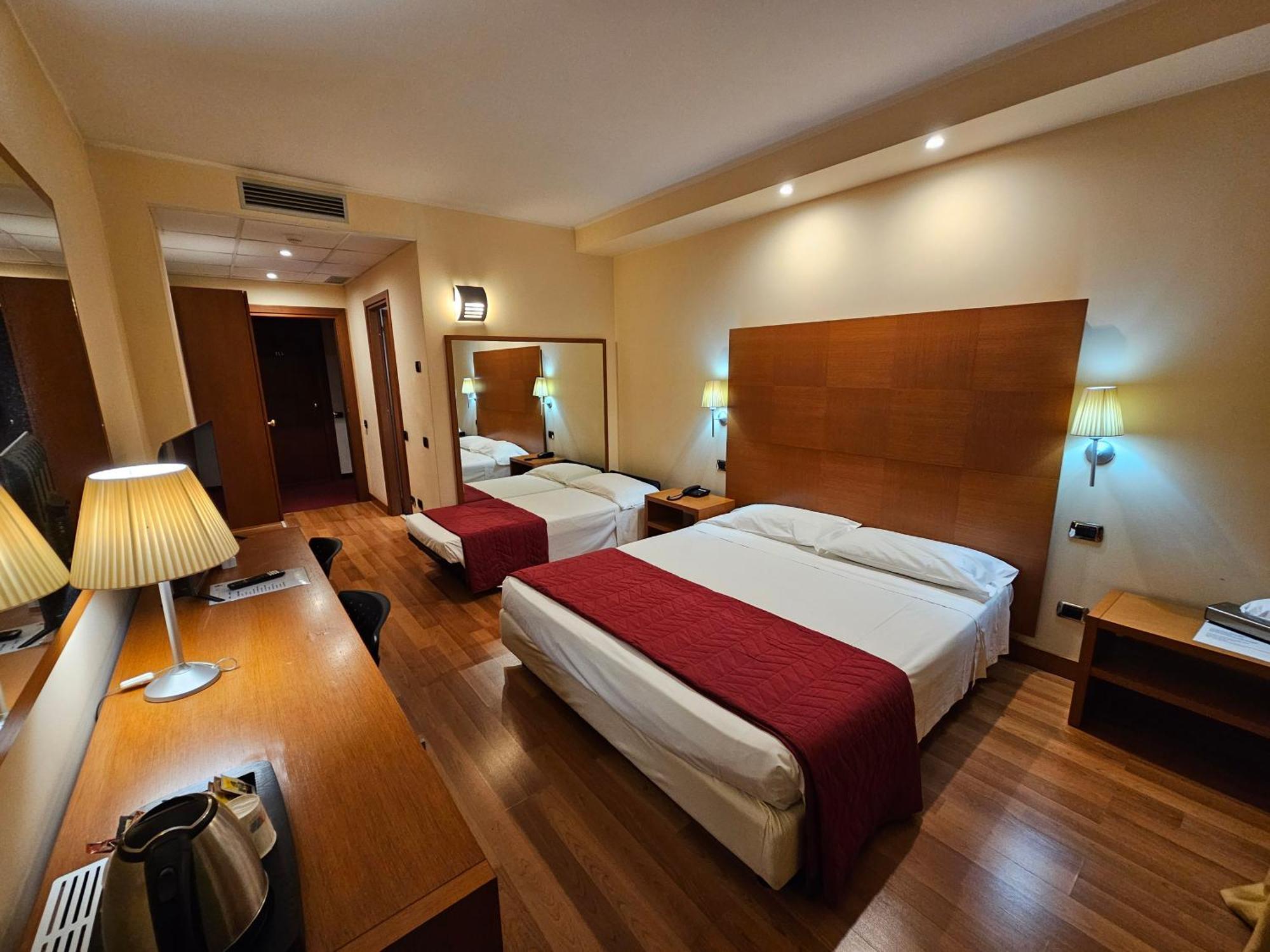 Luna Hotel Motel Lago Maggiore Arona Oleggio Castello Esterno foto