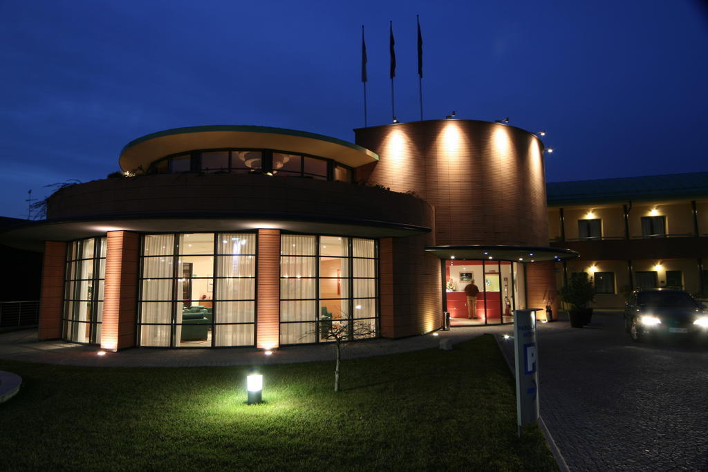 Luna Hotel Motel Lago Maggiore Arona Oleggio Castello Esterno foto