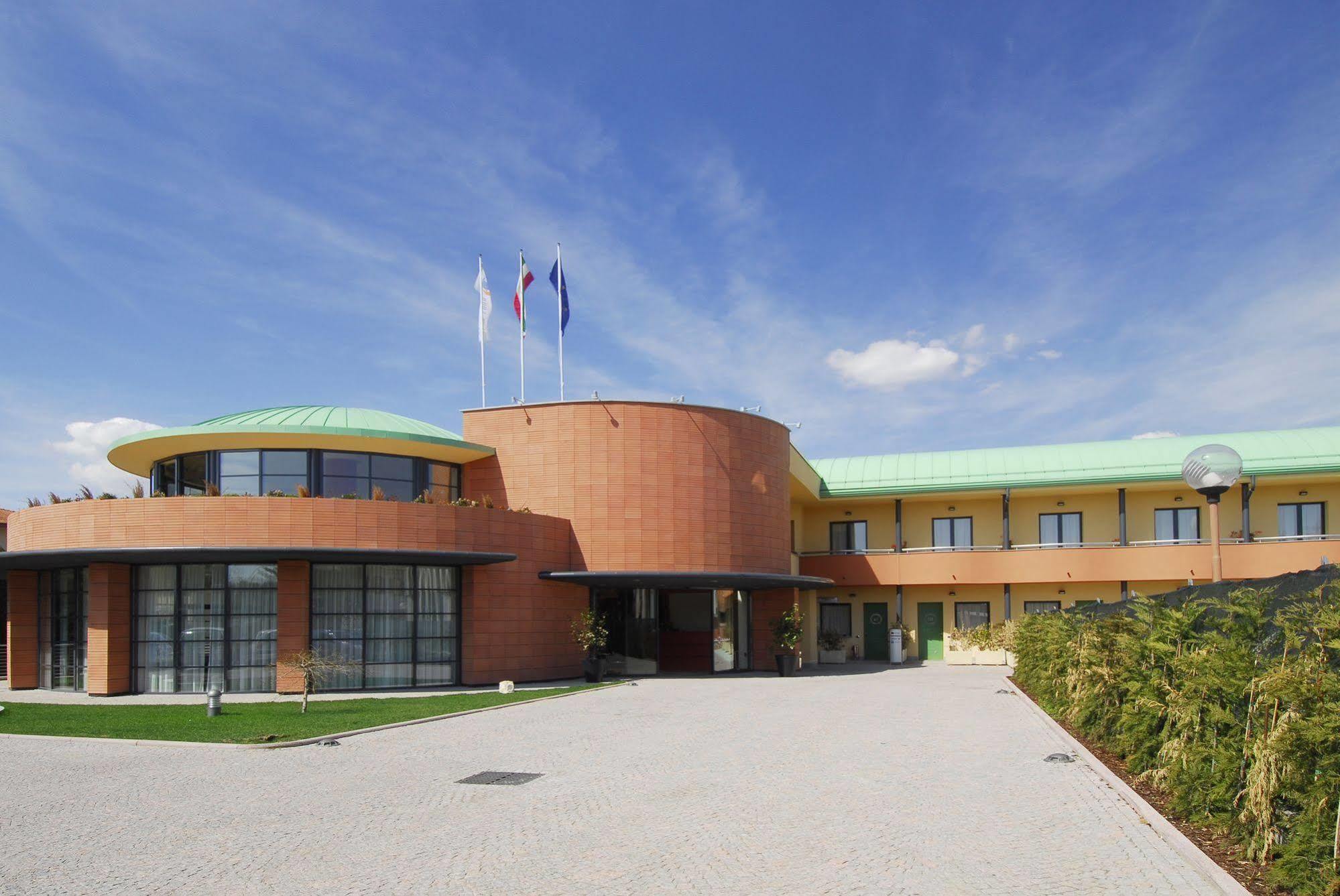 Luna Hotel Motel Lago Maggiore Arona Oleggio Castello Esterno foto