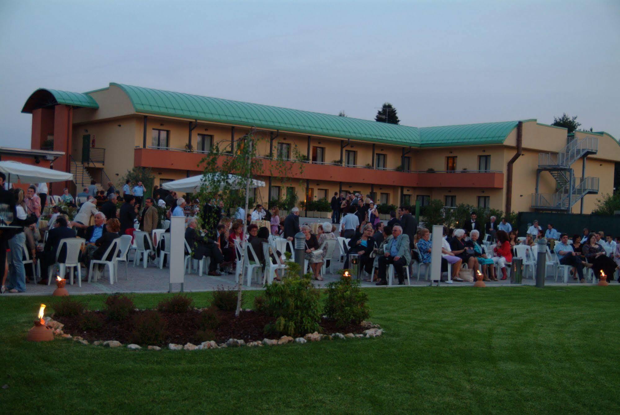 Luna Hotel Motel Lago Maggiore Arona Oleggio Castello Esterno foto