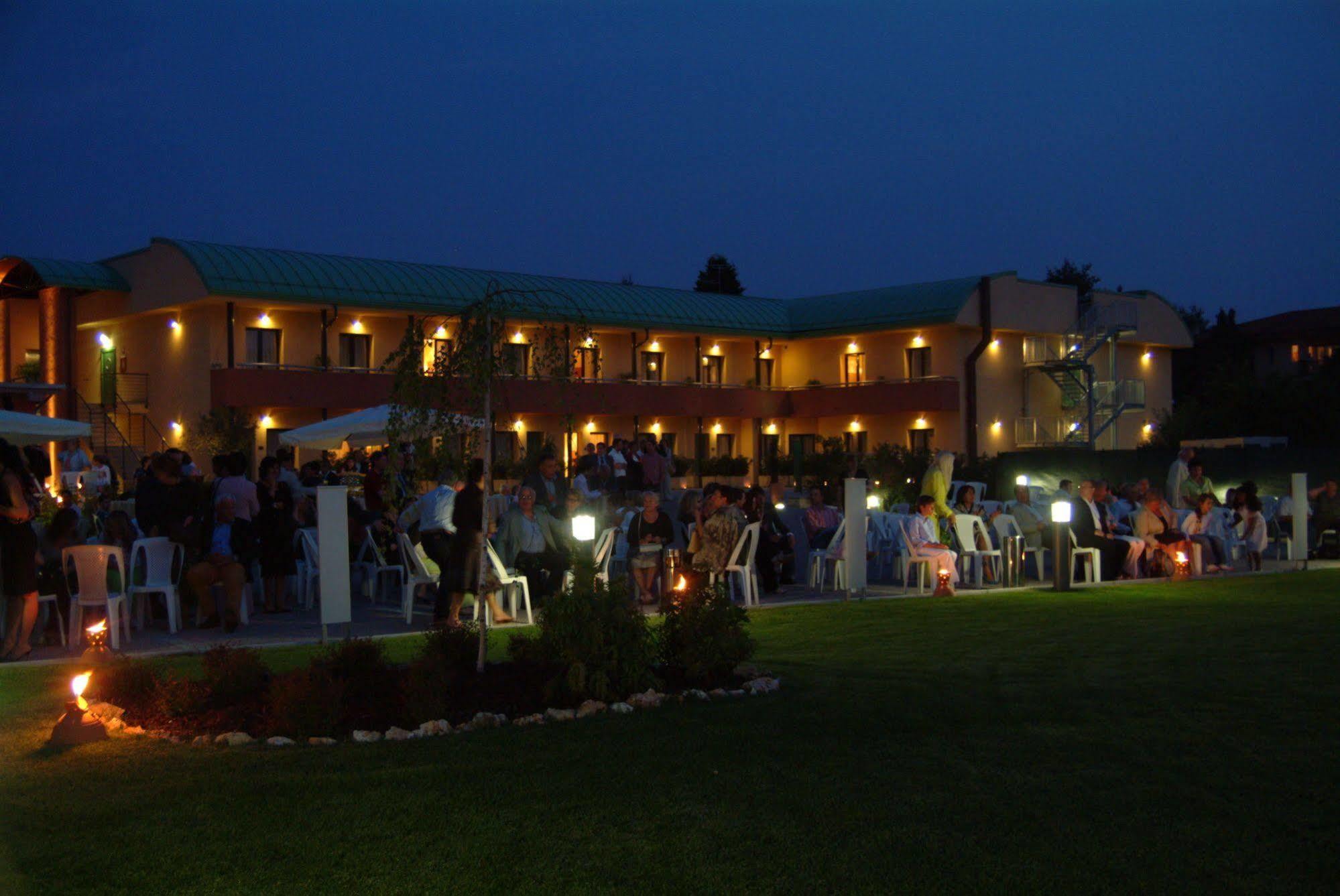 Luna Hotel Motel Lago Maggiore Arona Oleggio Castello Esterno foto