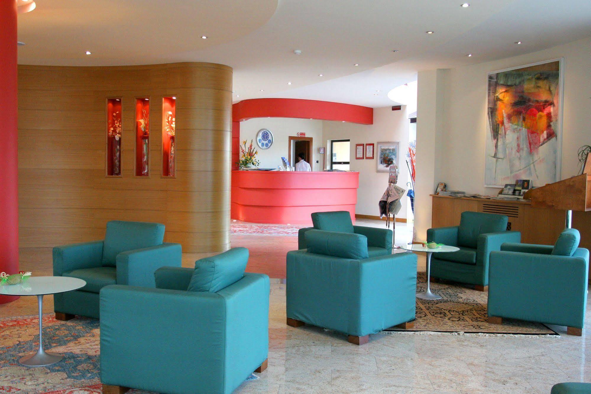 Luna Hotel Motel Lago Maggiore Arona Oleggio Castello Esterno foto