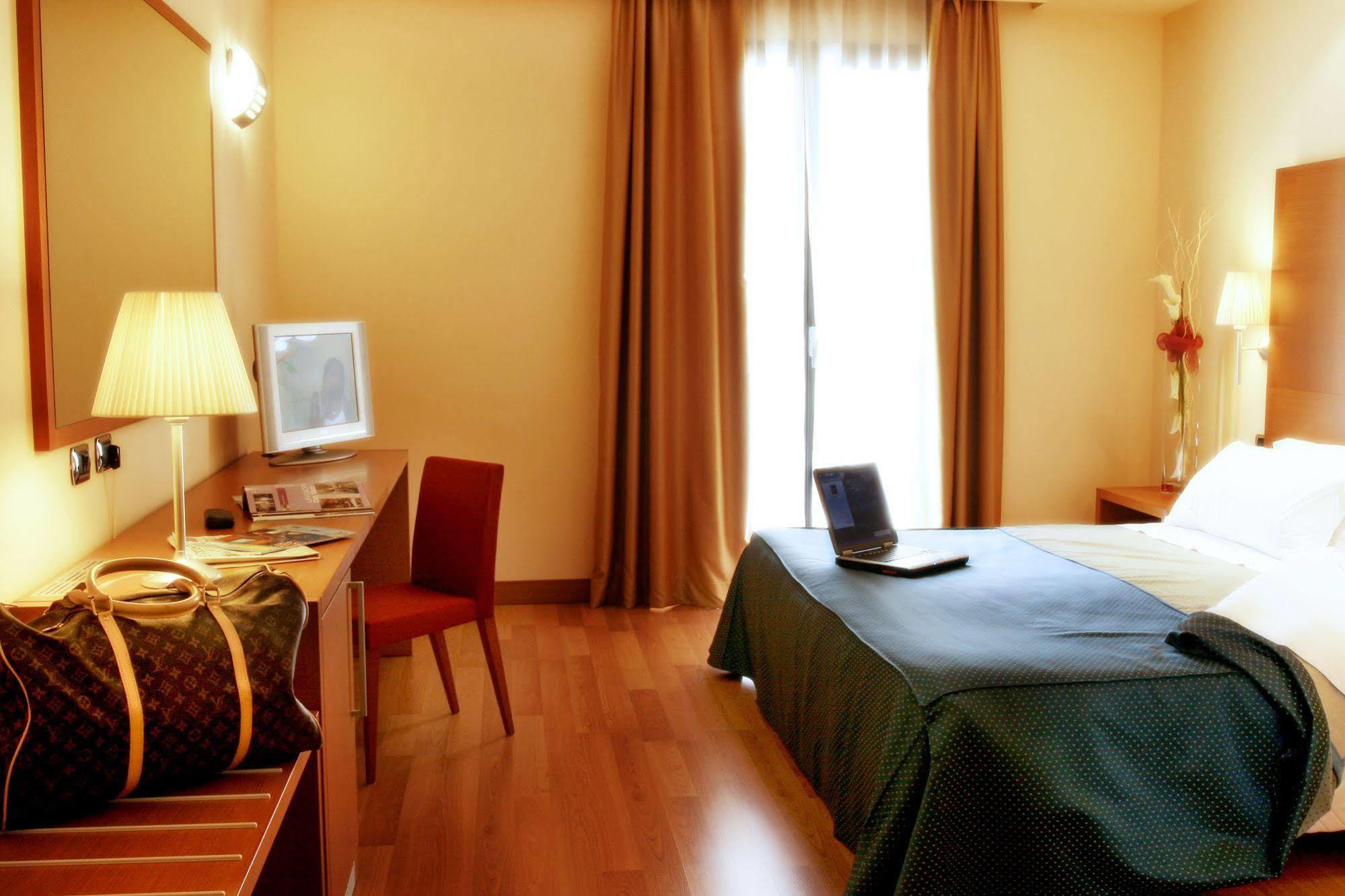 Luna Hotel Motel Lago Maggiore Arona Oleggio Castello Esterno foto