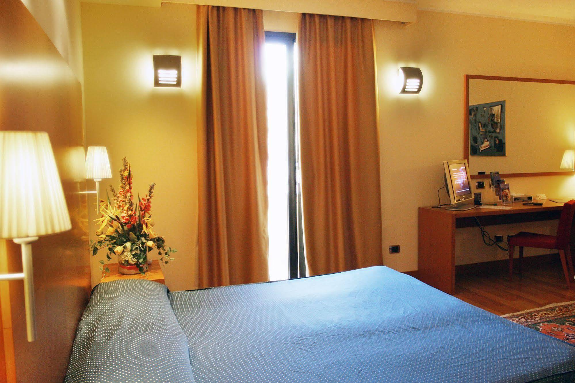 Luna Hotel Motel Lago Maggiore Arona Oleggio Castello Esterno foto