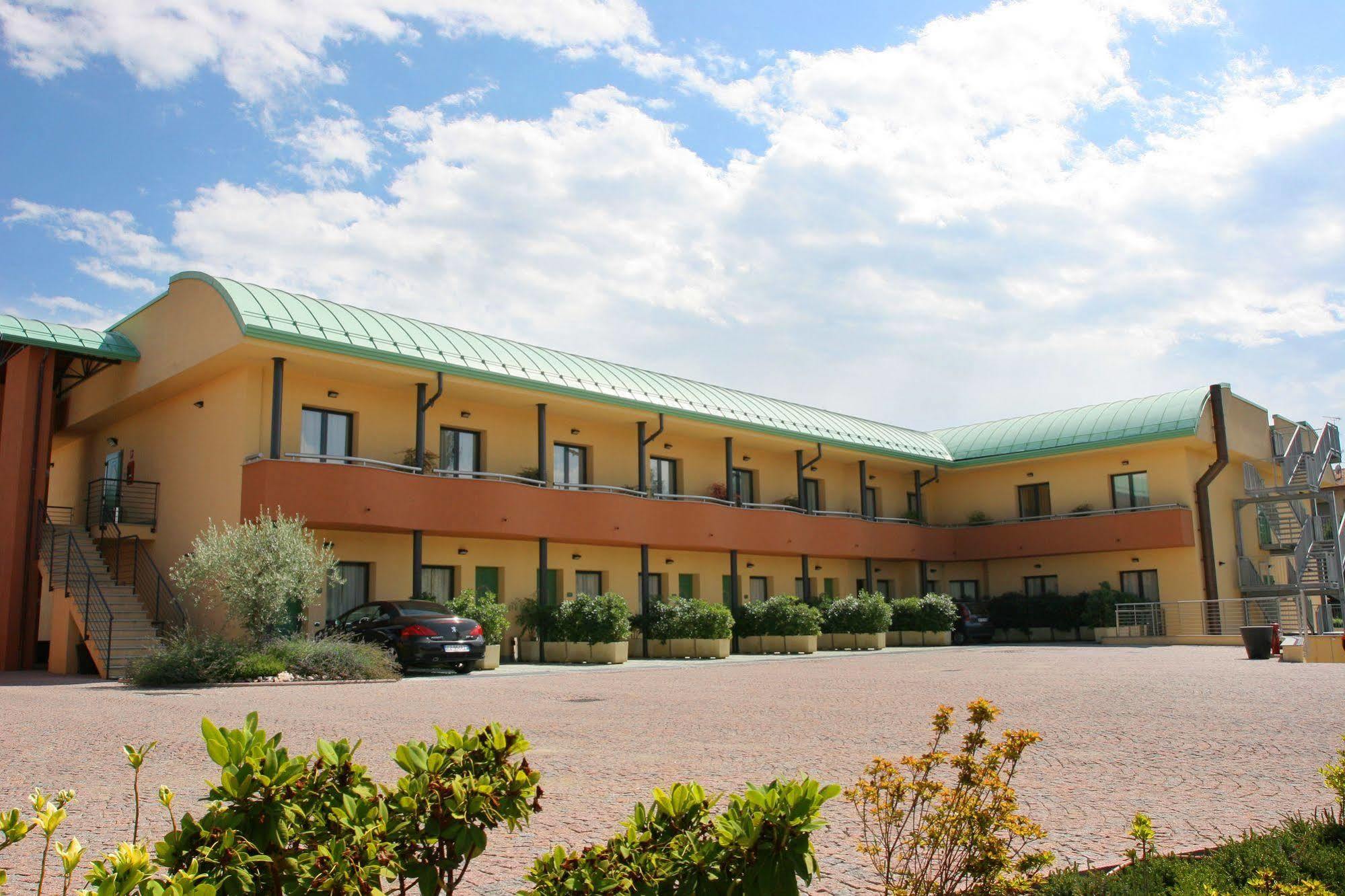 Luna Hotel Motel Lago Maggiore Arona Oleggio Castello Esterno foto